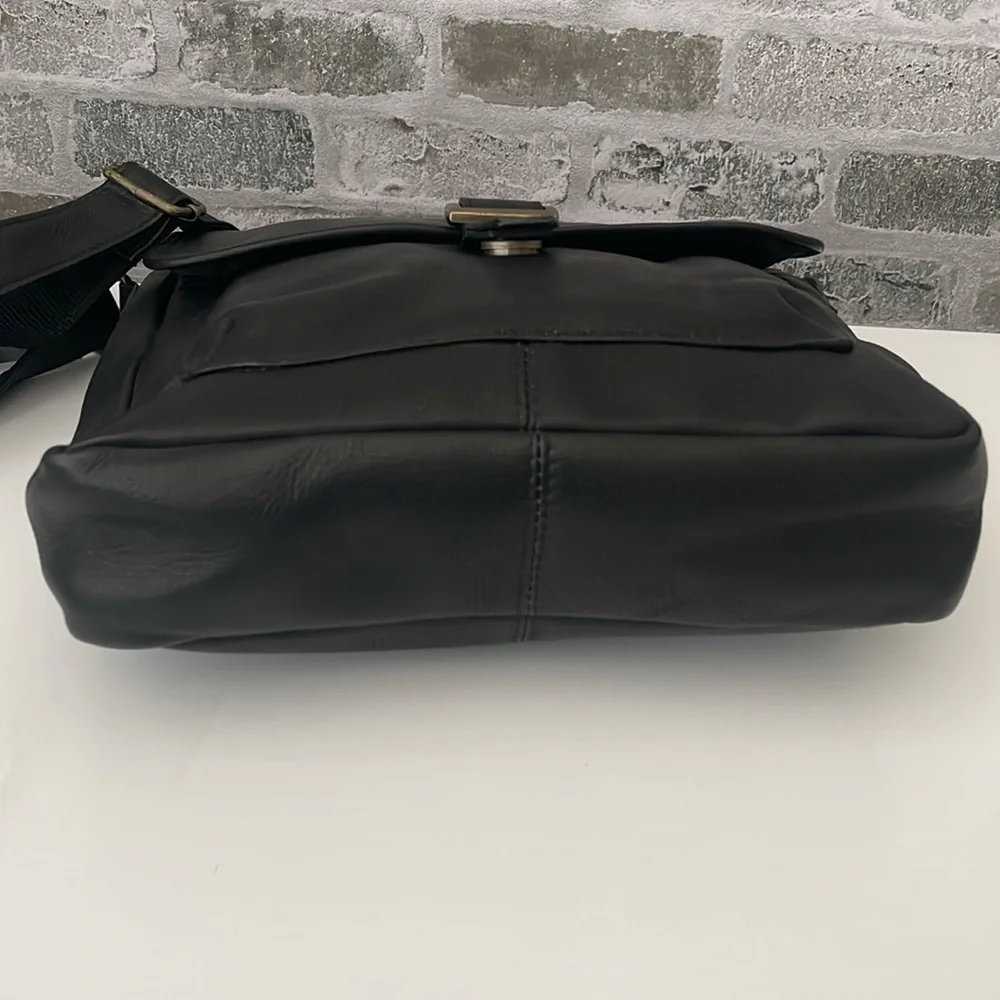 Claire Chase Black Leather Versailles Man Bag Columbia South America